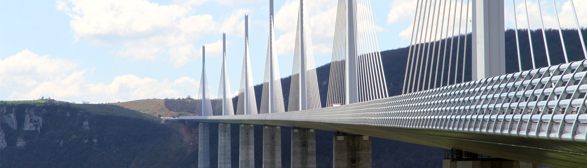 公司弘揚 CARRY FORWARD 